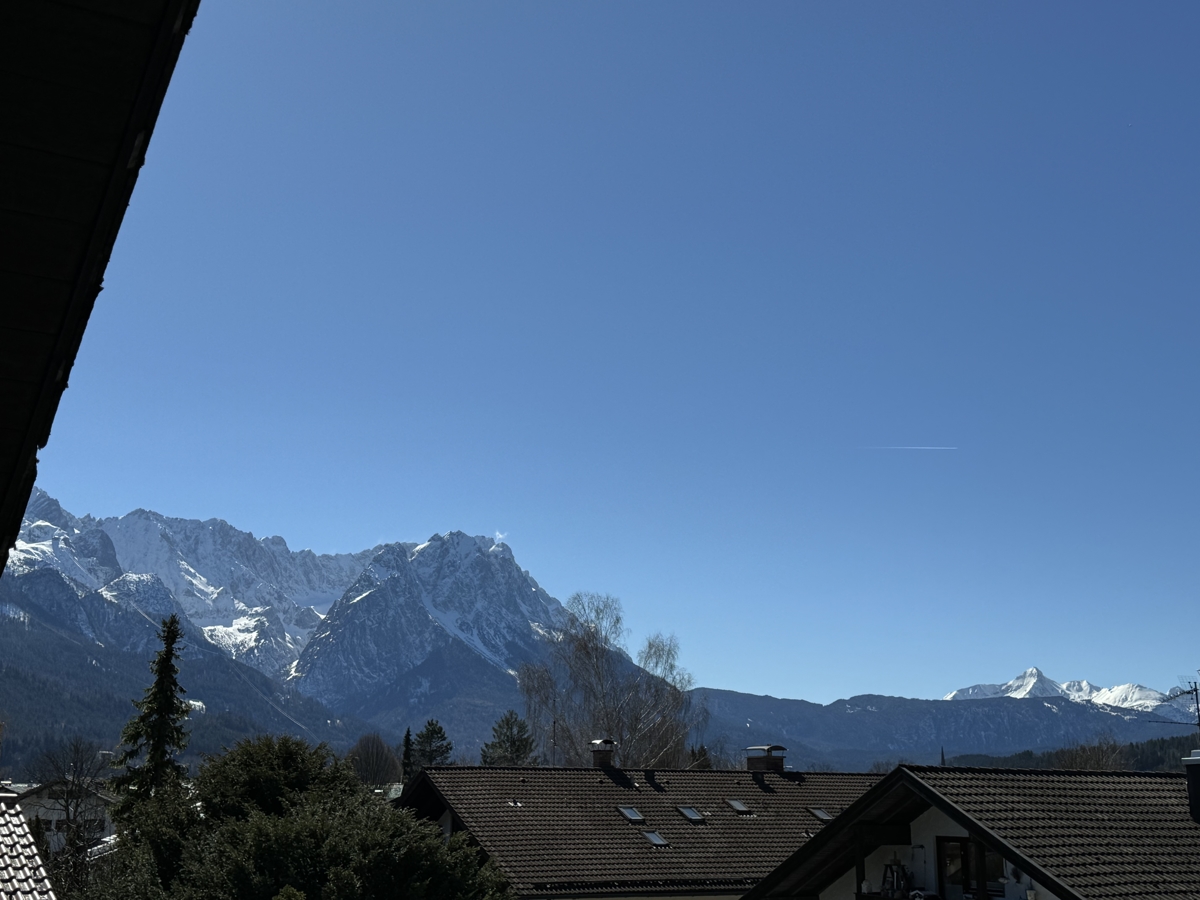 Aussicht mit herrlichem unverbaubaren Blick, 82467 Garmisch-Partenkirchen, Dachgeschosswohnung